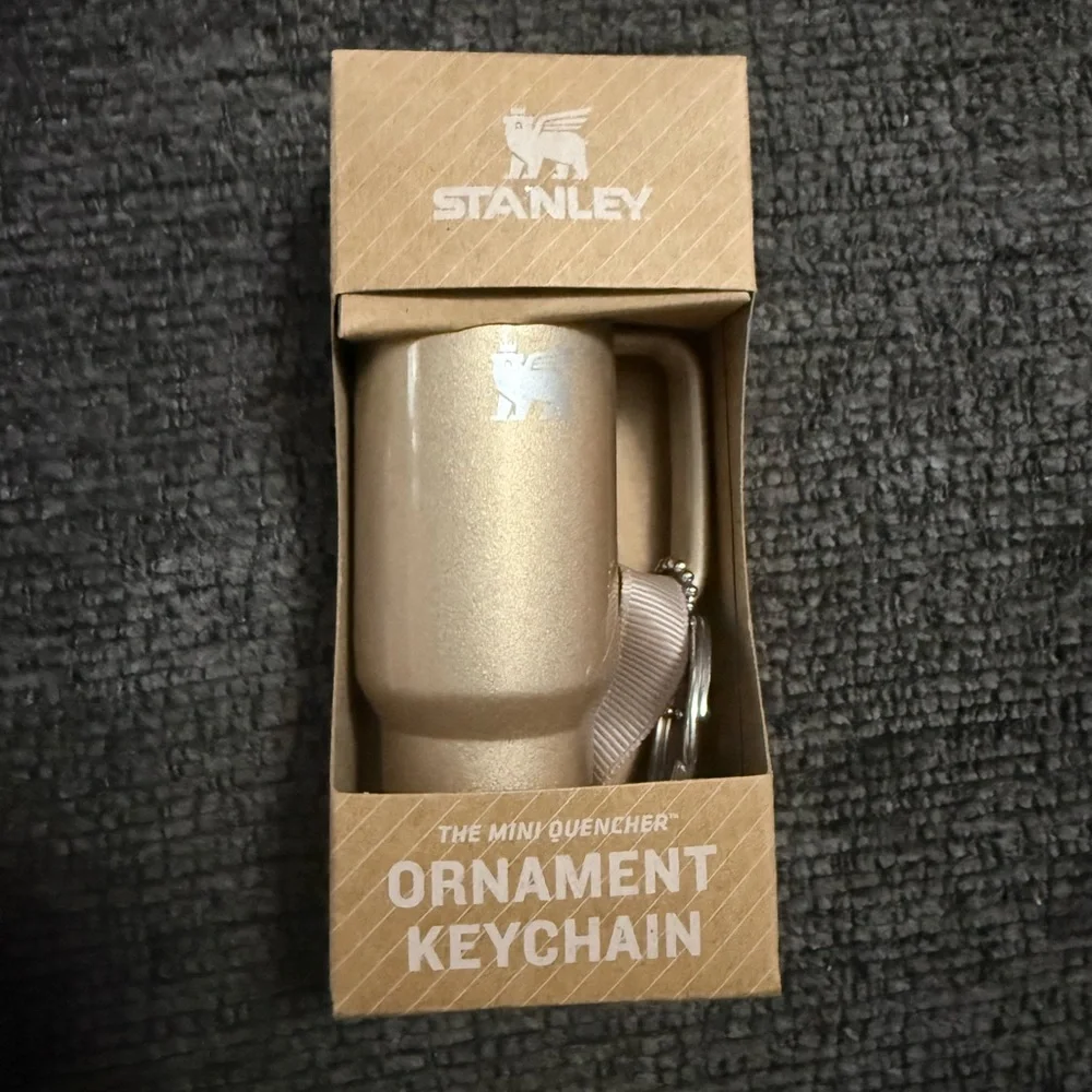 ✨ Beauty Bundle Adidas Bag + Stanley Keychain + Masks + Laura Geller ✨ - Picture 3 of 16